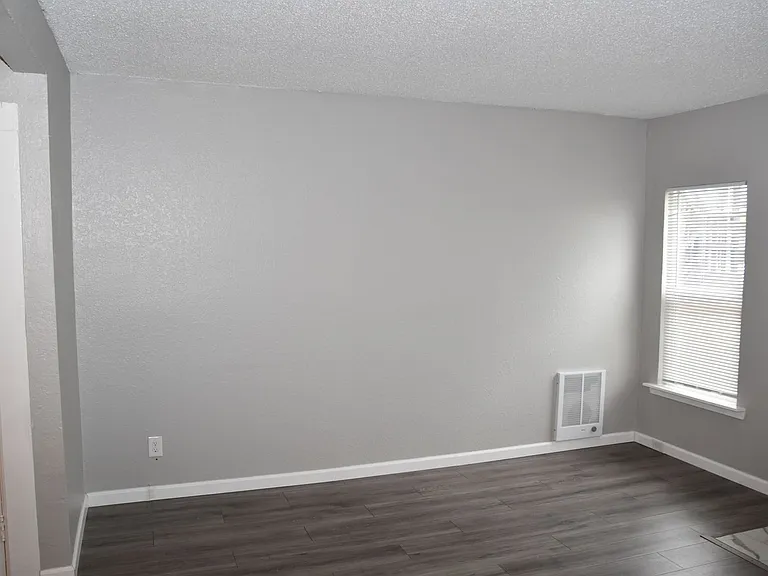 906 S J St — Photo 3