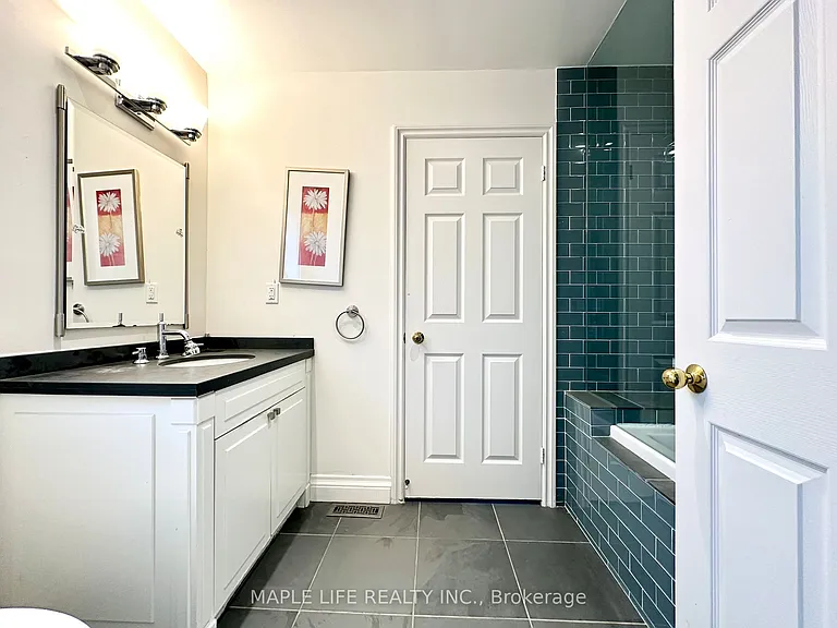 52 Prince Edward Blvd — Photo 28