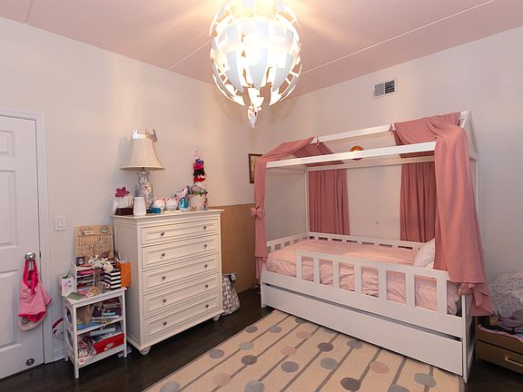 5th image of 1903 W Diversey Pkwy APT 402