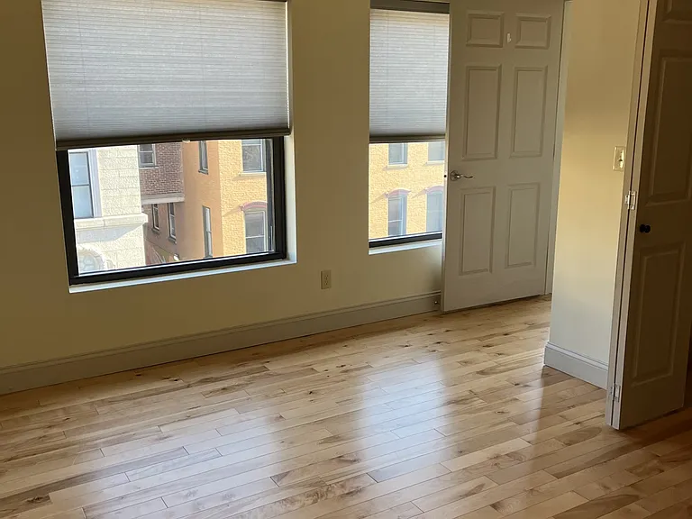 191 College St #402 — Photo 7