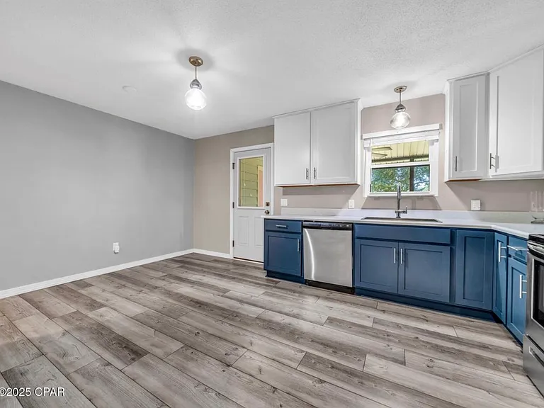121 Hampton Dr — Photo 5