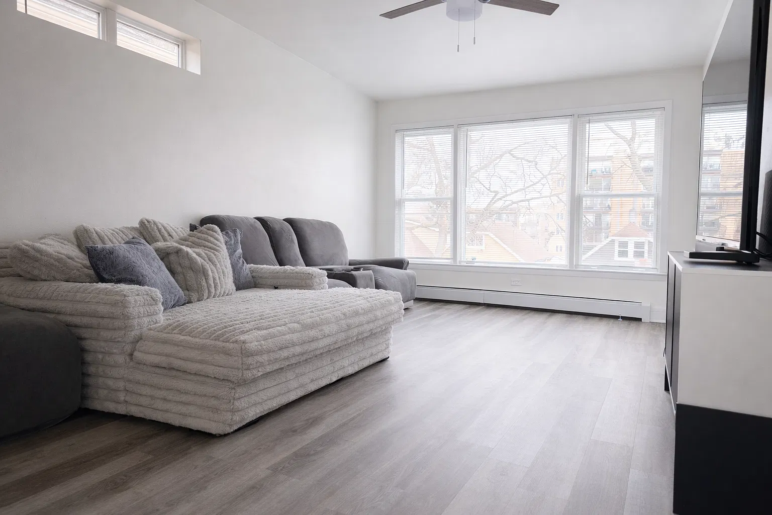3 bed, 1076 sqft, $2,400 — Photo 3