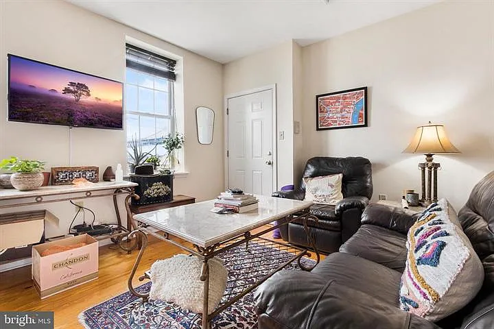 321-23 N Front St #4 — Photo 3