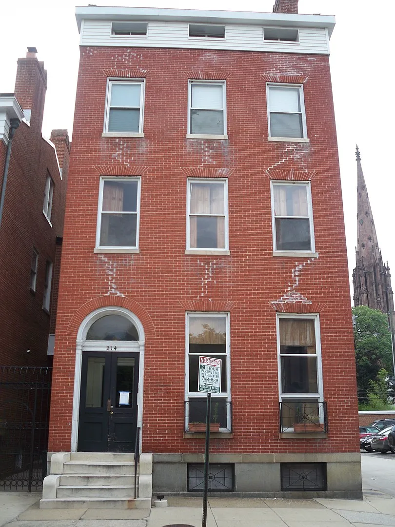 214 W. Monument St — Photo 2