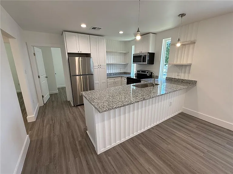 717 N Woodlawn Ave — Photo 2