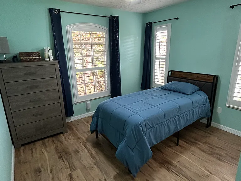 2326 SW Cooper Ln — Photo 1