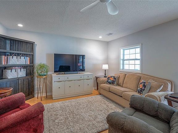 3rd image of 208 Pratt Ave