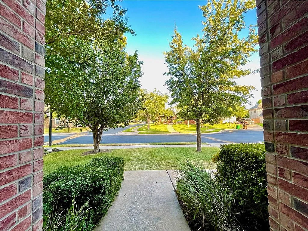 3 bed, 2.5 bath, 2470 sqft, $2,300 — Photo 4