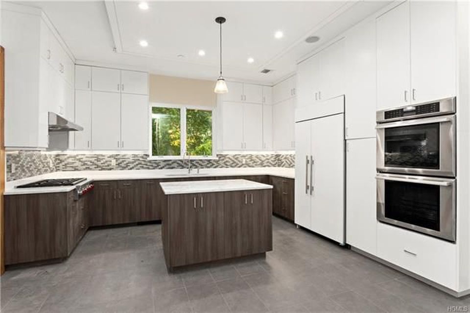 5 Bed 5 Bath Property, New York • 3,584 Sq Ft