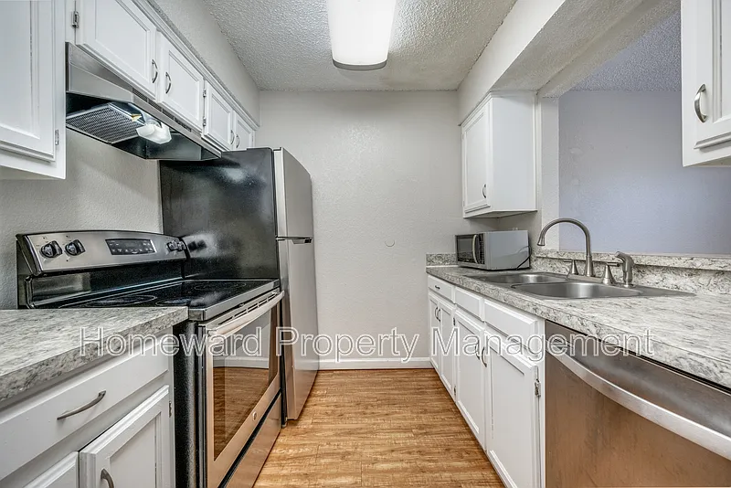 2 bed, 1.5 bath, 1020 sqft, $1,375 — Photo 3