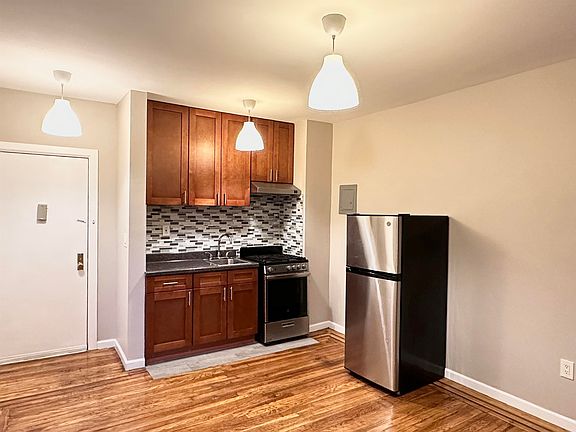 2nd image of 160 Vroom St APT 6