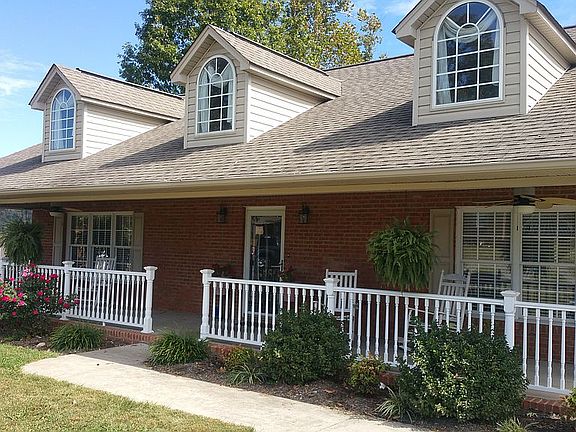 5th image of 225 Fox Meadows Dr