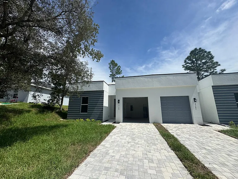 9189 N Travis Dr — Photo 2