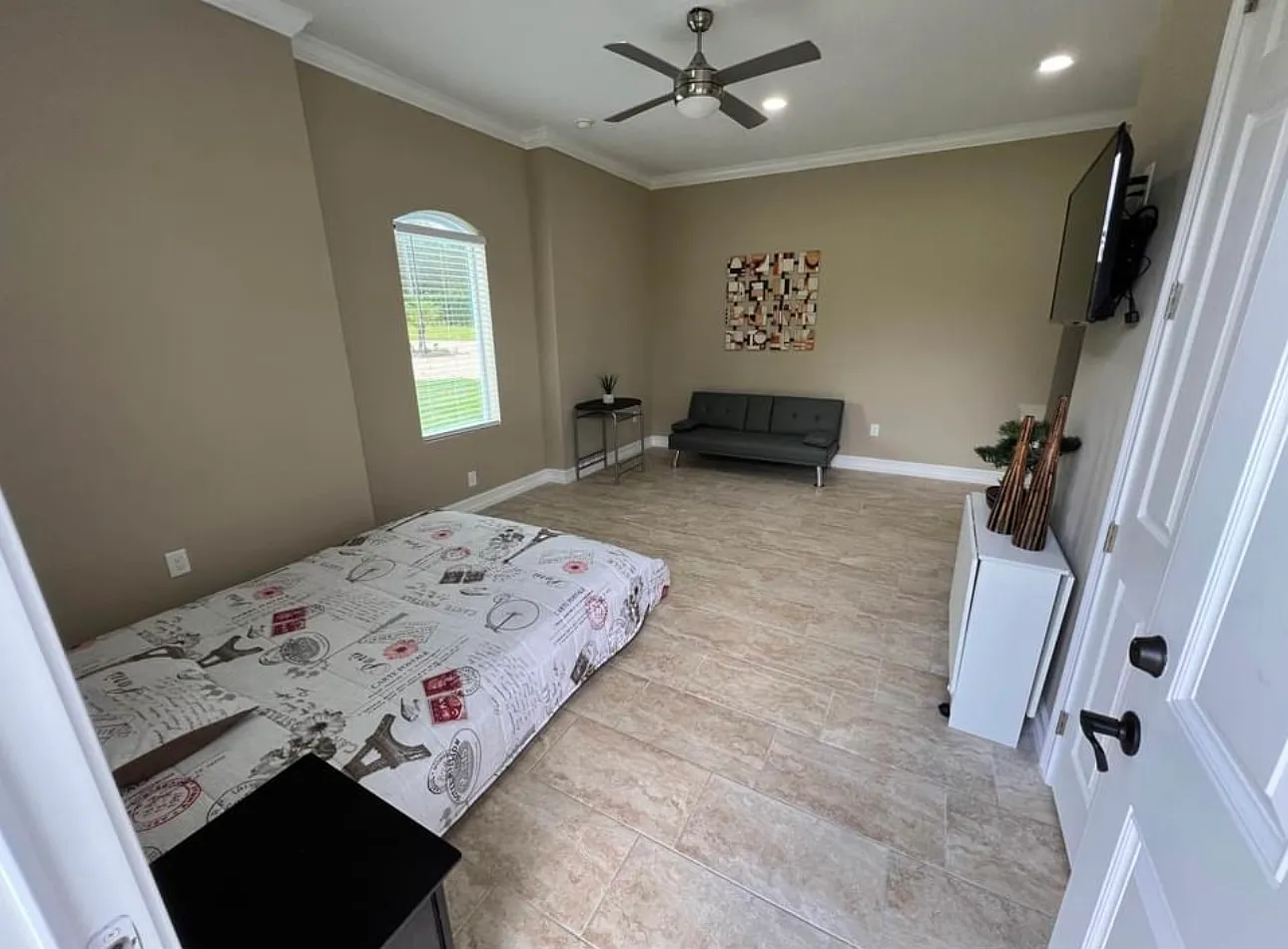 Studio, $1,595 — Photo 1
