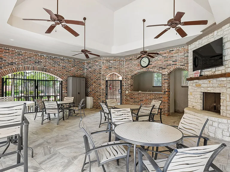 4147 Towne Green Cir — Photo 32