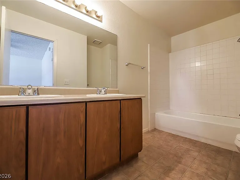 566 Kristin Ln — Photo 11