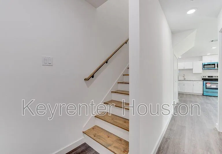 8126 Sterlingshire St #B — Photo 11