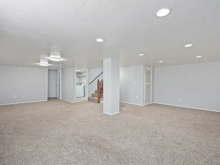 710 Taylor St W — Photo 23