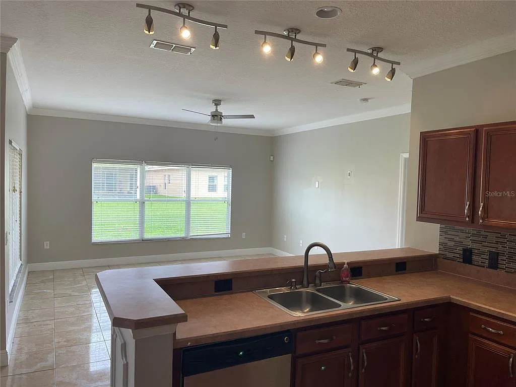 5 bed, 4.0 bath, 2920 sqft, $2,950 — Photo 3