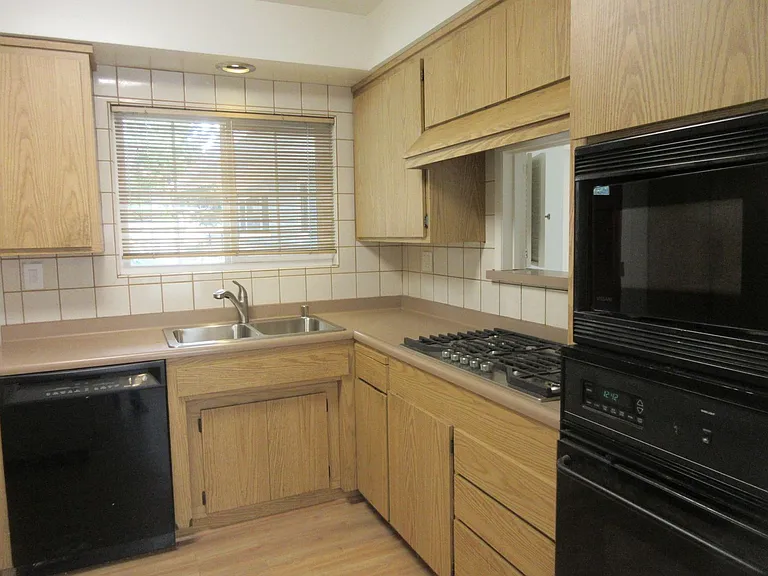 16016 Sunburst St — Photo 8