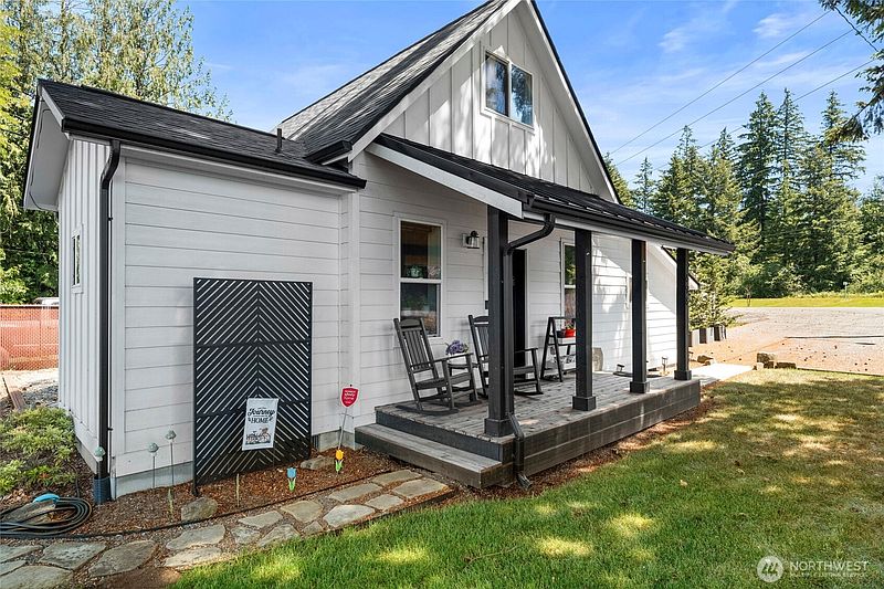 2nd image of 698 6th Avenue W
