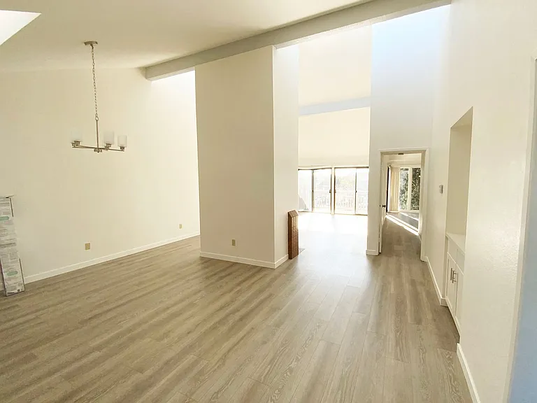 80 Kingston Ct W — Photo 11