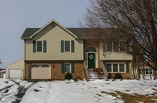 1st image of 828 Harmon Cir