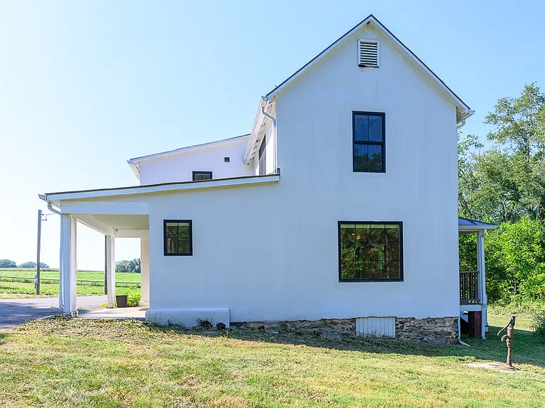 4555 Old Tavern Rd — Photo 2