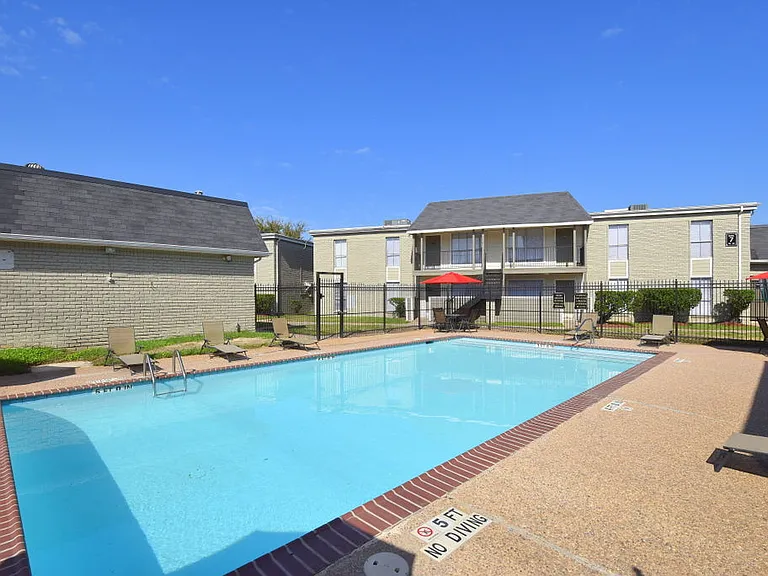 Northlake Manor Apartments — Photo 22