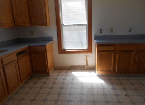 3rd image of 664 Lakeside Ave