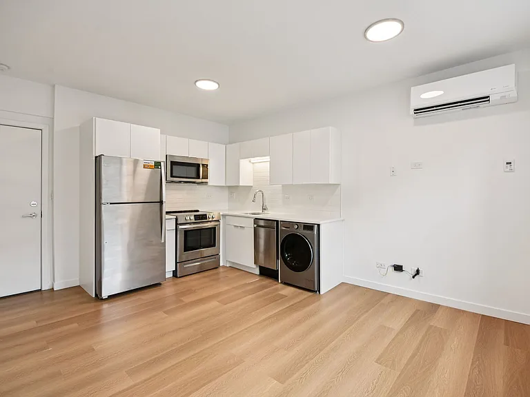 1650 W. Roscoe St. — Photo 21