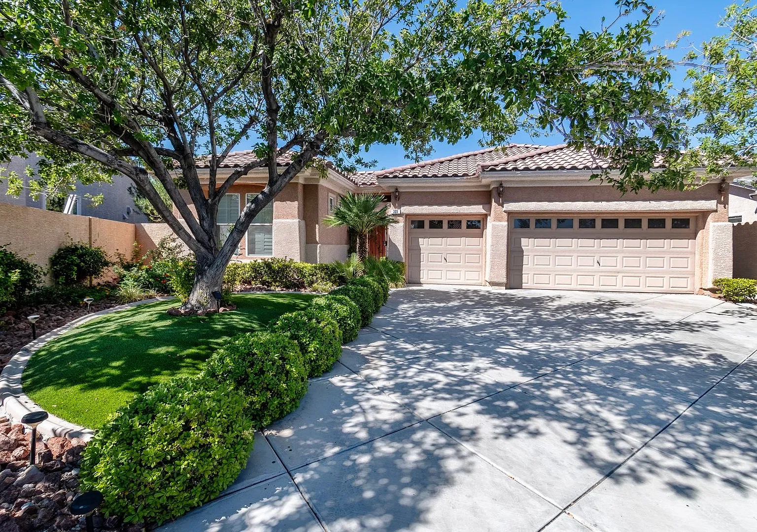 Resort Style Living With Pool, Spa , Casita On 1-Quarter Acre In Summerlin West — Photo 3