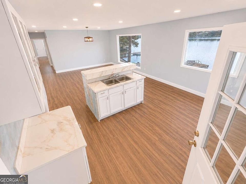 7th image of 140 E Hamm Rd