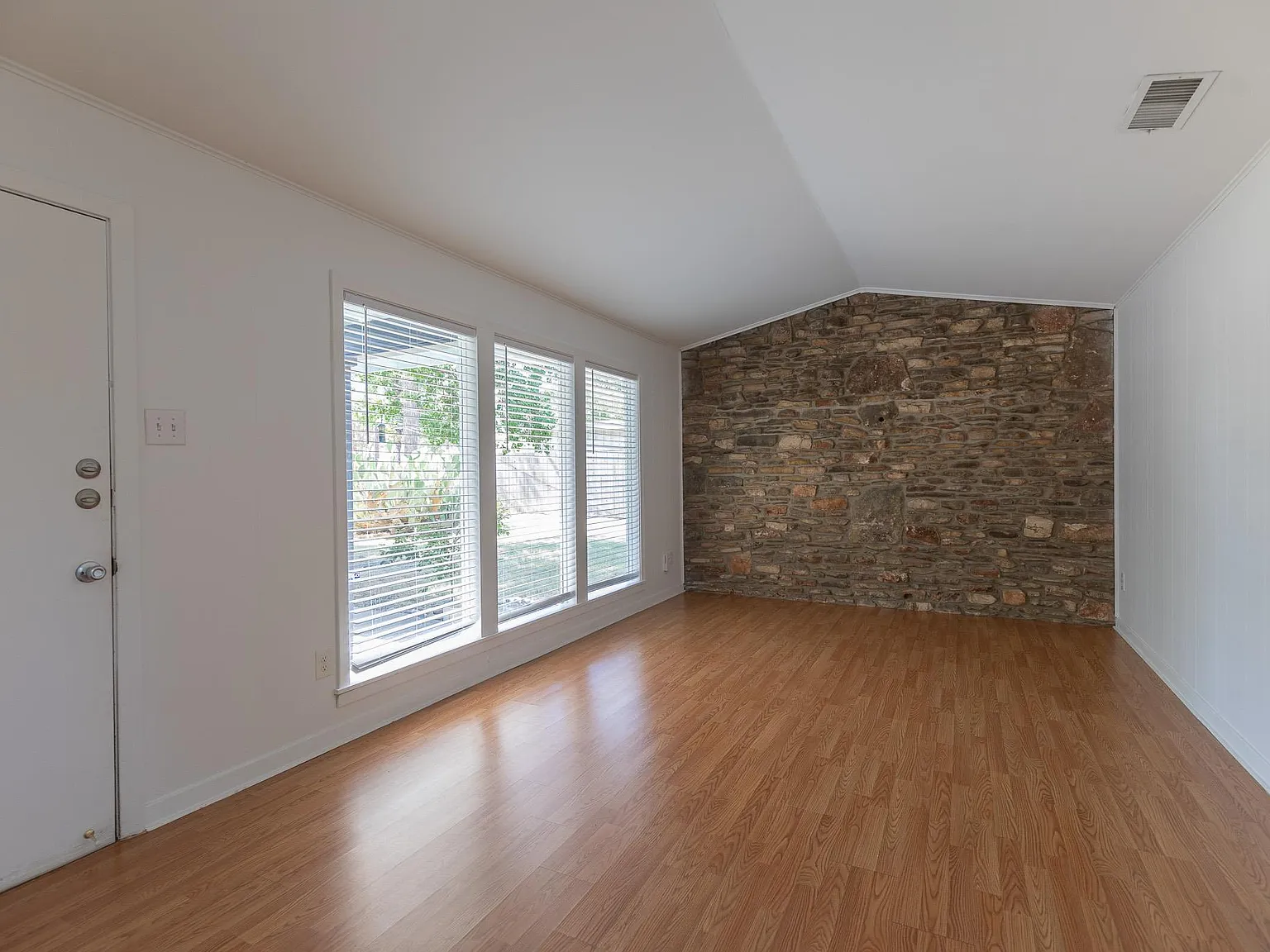 2 bed, 1.0 bath, 800 sqft, $2,125 — Photo 2