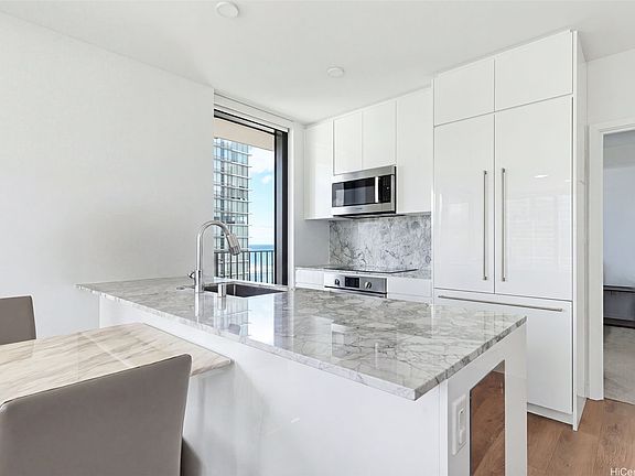 3rd image of 987 Queen St #2814