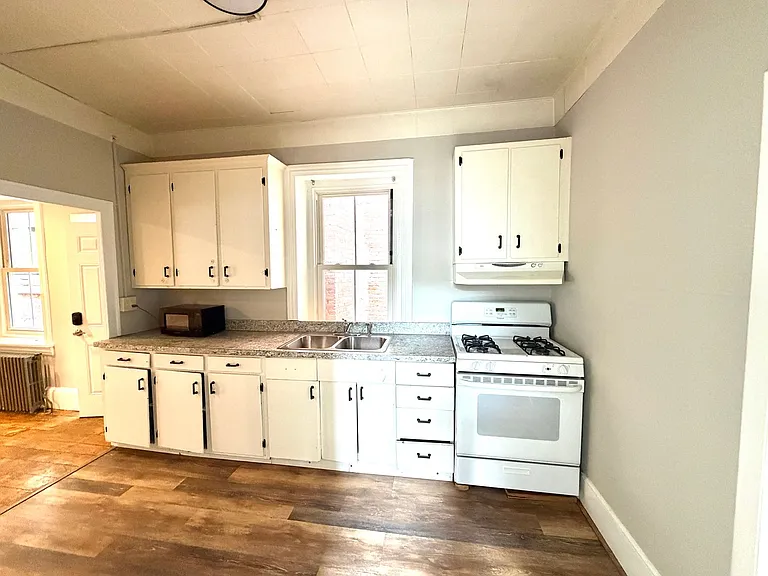 96 Main St — Photo 10