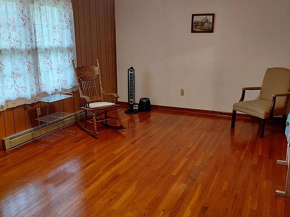 5th image of 201 Woodlawn Dr