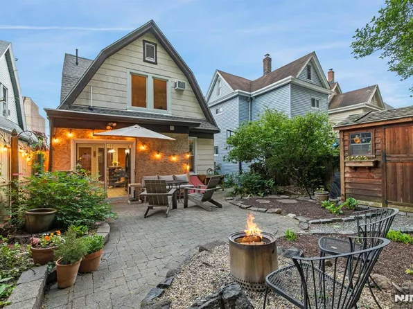 370 Undercliff Ave, Edgewater, NJ 07020