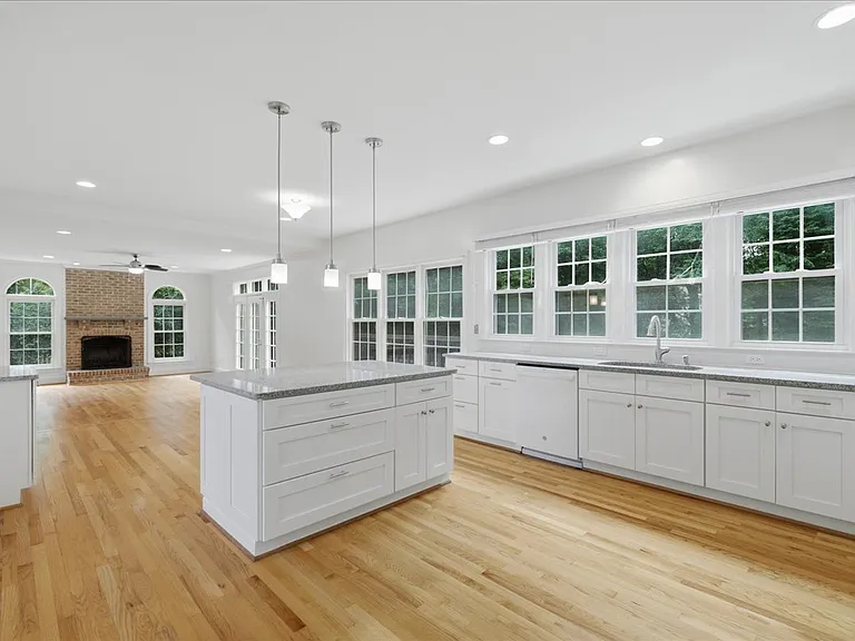 1959 Horse Shoe Dr — Photo 16