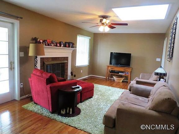 5th image of 108 Robin Crest Dr