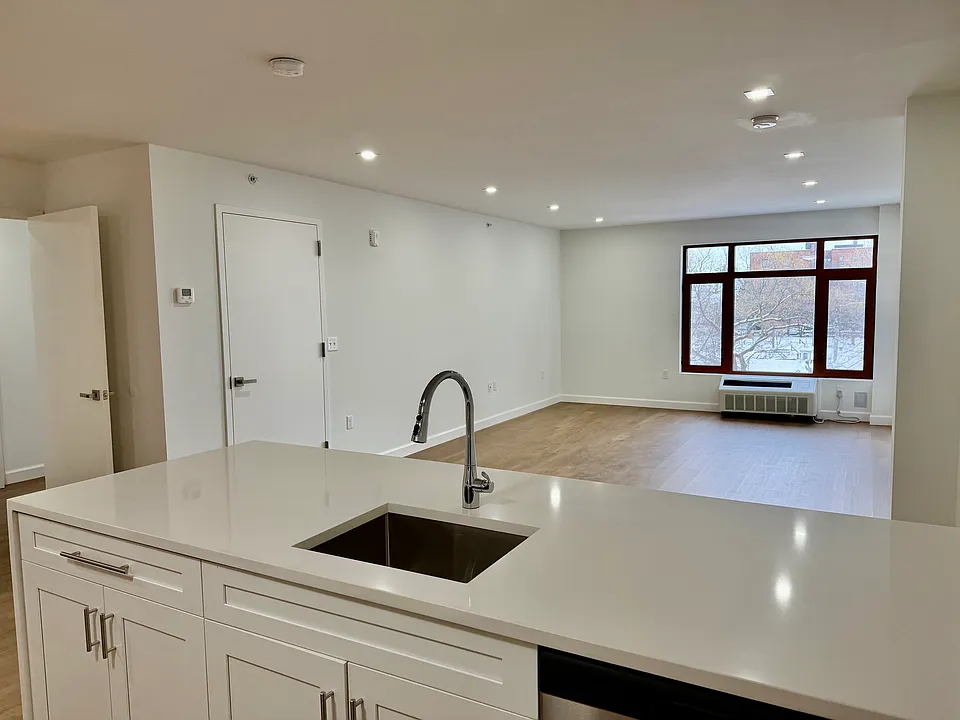 224 Gramatan Ave #7M