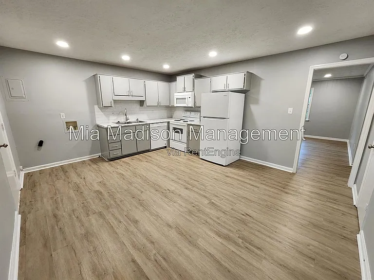 111 E Mell St #5 — Photo 8