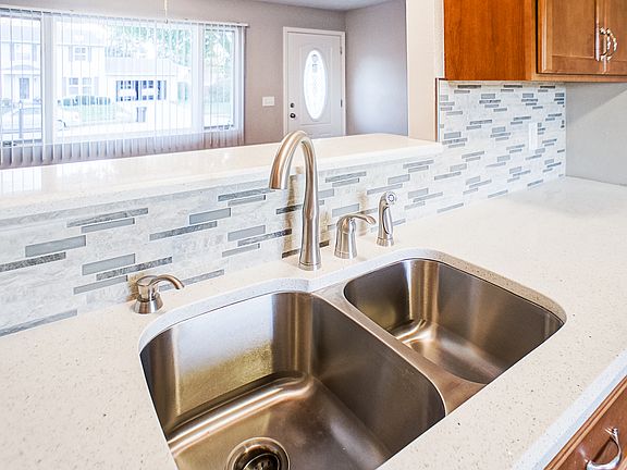 5th image of 1709 Provincial Dr