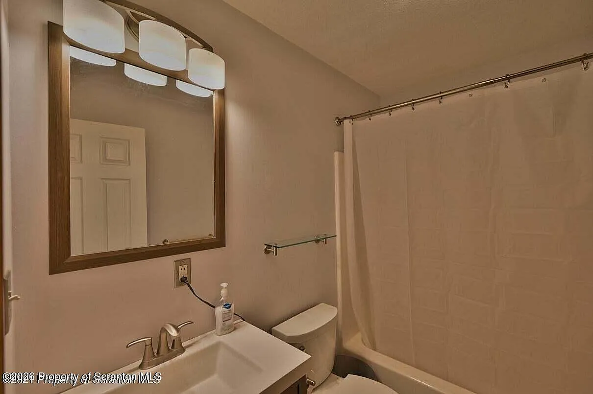 3 bed, 2.0 bath, 1400 sqft, $2,395 — Photo 2