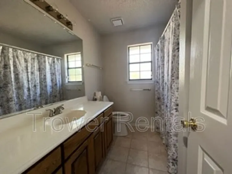 3913 Lyndale Dr — Photo 26