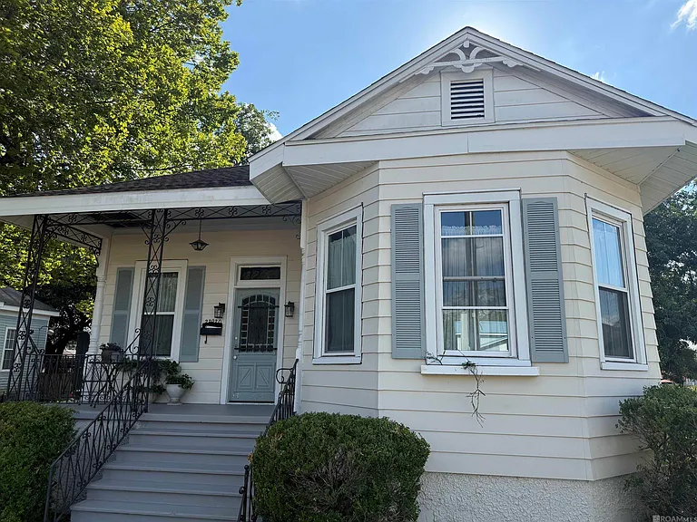 23930 Railroad Ave — Photo 1