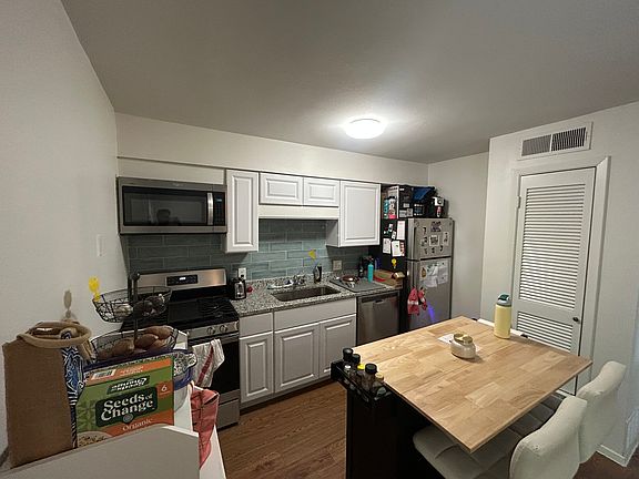 2nd image of 1611 W 39th 1/2 St APT 103