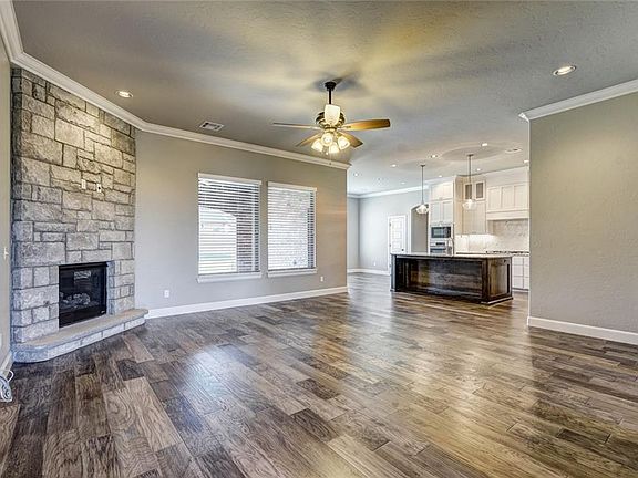 4th image of 916 Firethorn Way