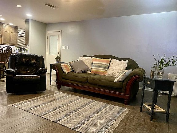 3rd image of 3609 Sabine Ave