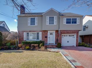 66 Colgate Rd, Great Neck, NY 11023